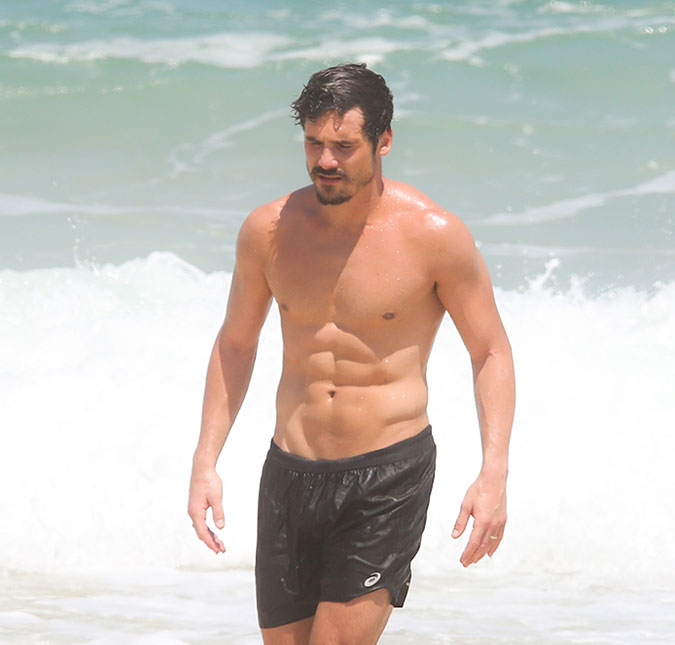 Nicolas Prattes curte dia de praia e exibe o seu abdômen sarado