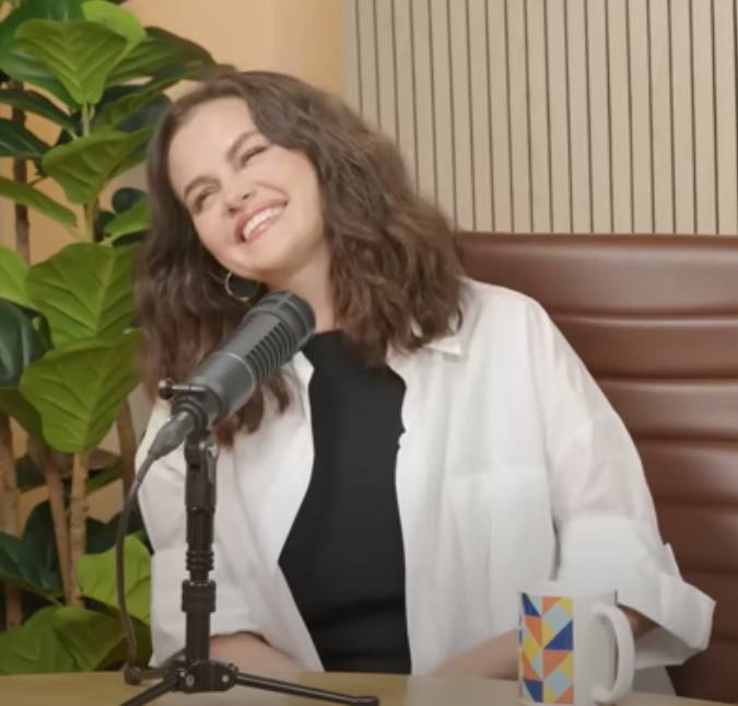 Selena Gomez mostra homenagem para Benny Blanco em vestido de noiva