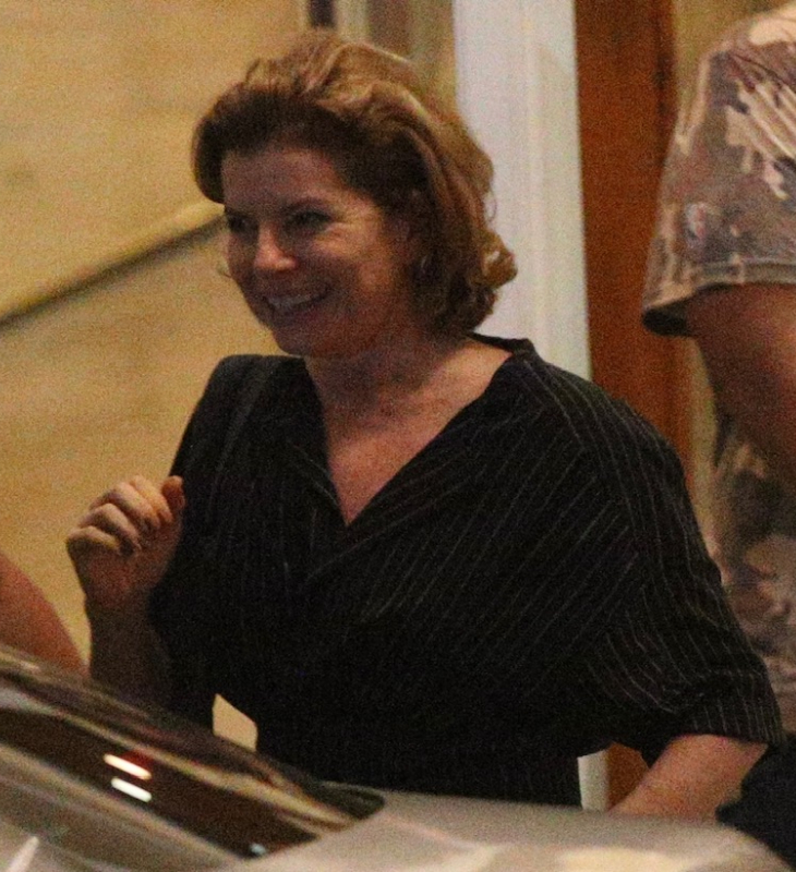 Em noite decisiva de <i>Vale Tudo</i>, Débora Bloch é vista deixando Copacabana Palace