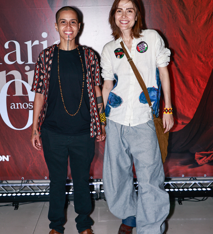 Maria Casadevall posa em momento raro com a namorada, Larissa Mares, em <i>show</i> de Maria Bethânia. Veja quem esteve por lá!