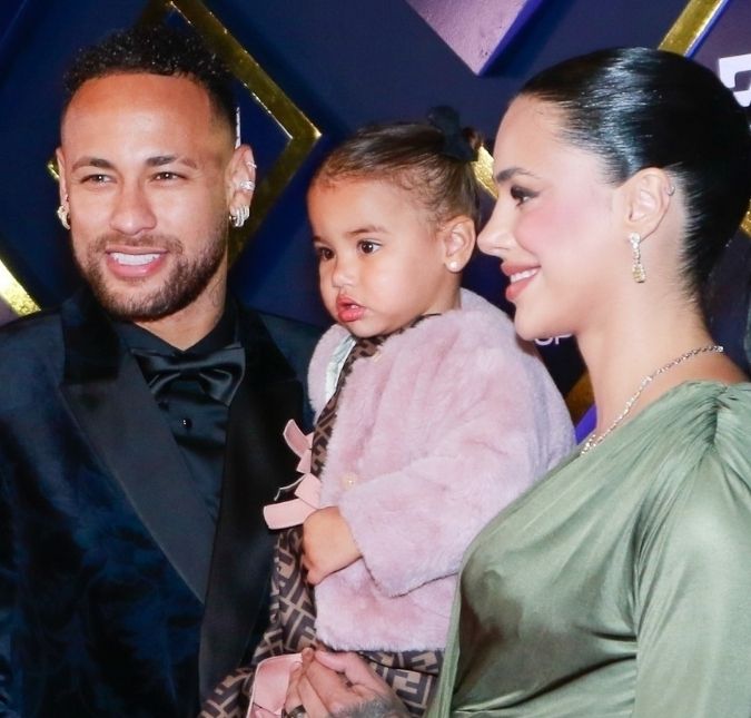 Bruna Biancardi mostra Neymar Jr. dançando fantasiado de fada para alegrar Mavie, que machucou o braço: <i>Doidinho</i>