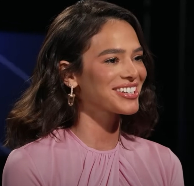 Bruna Marquezine esbanja beleza durante desfiles em Paris e é elogiada por famosos