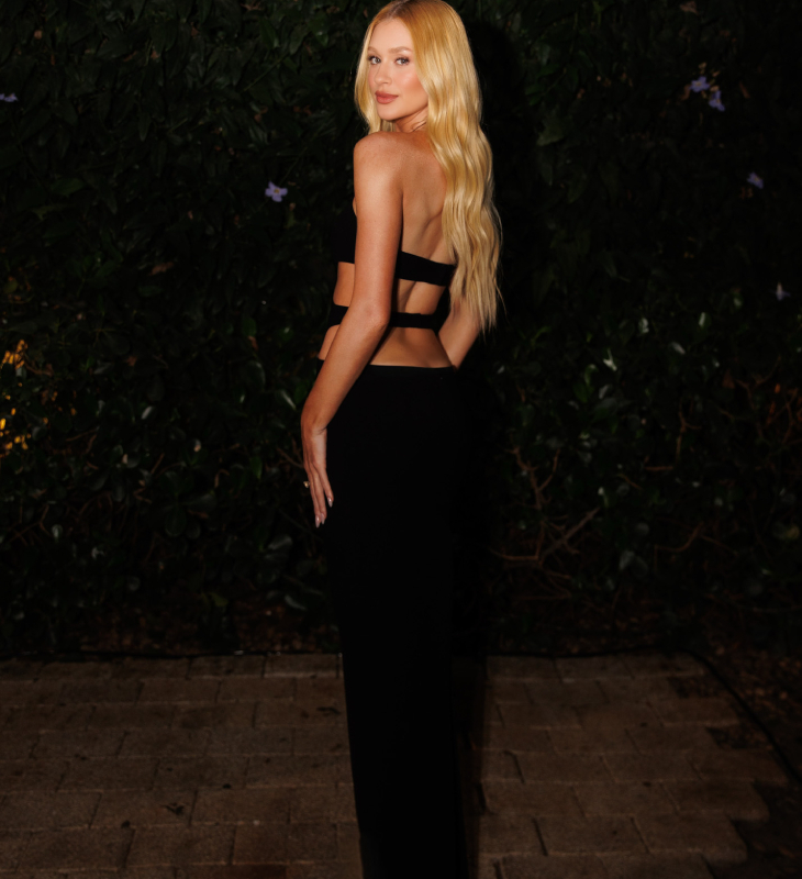 Marina Ruy Barbosa rouba a cena com vestido decotado e cheio de recortes em evento