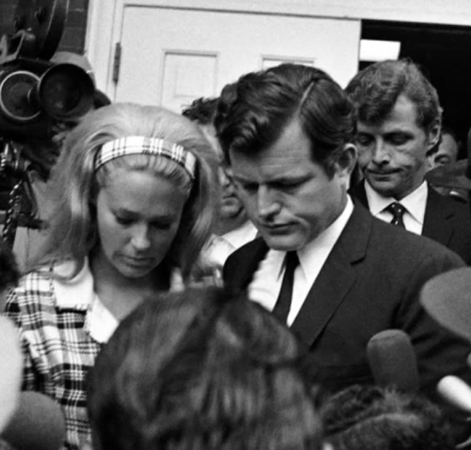 Morre Joan Kennedy, primeira esposa de Ted Kennedy, aos 89 anos de idade. Veja quem são os famosos que nos deixaram em 2025