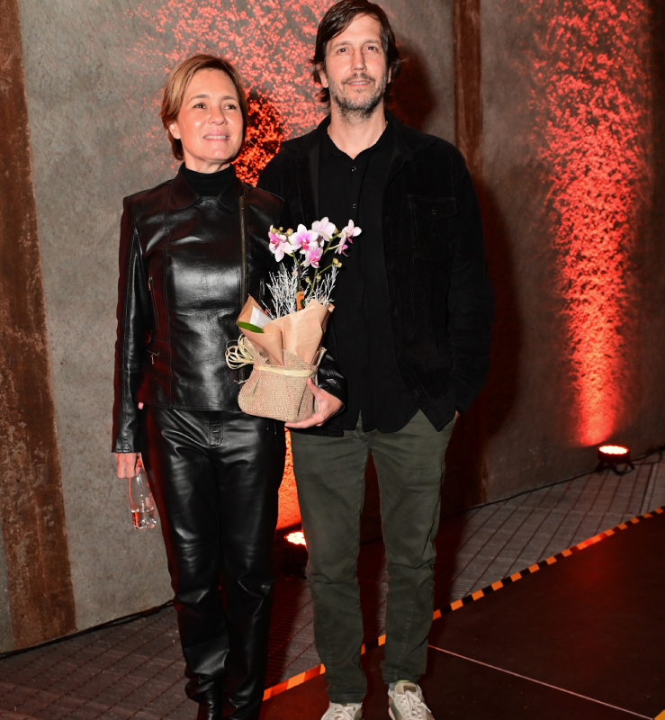 Em rara aparição pública, Adriana Esteves e Vladimir Brichta prestigiam estreia de <i>A Máquina</i>