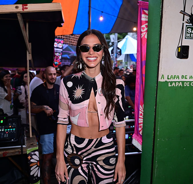 Bruna Marquezine ousa no <i>look</i> e chega de mototáxi em evento
