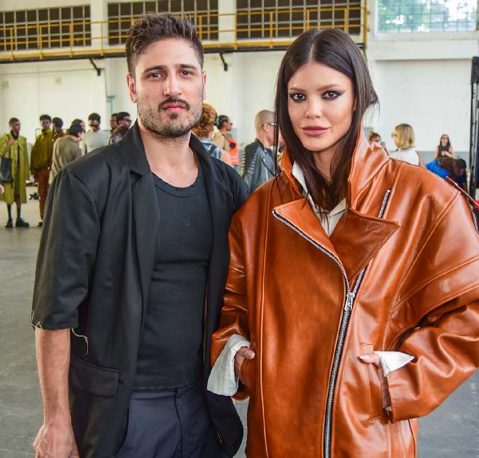 Prestes a desfilar no <i>SPFW</i>, Vitória Strada aparece acompanhada do namorado, Daniel Rocha