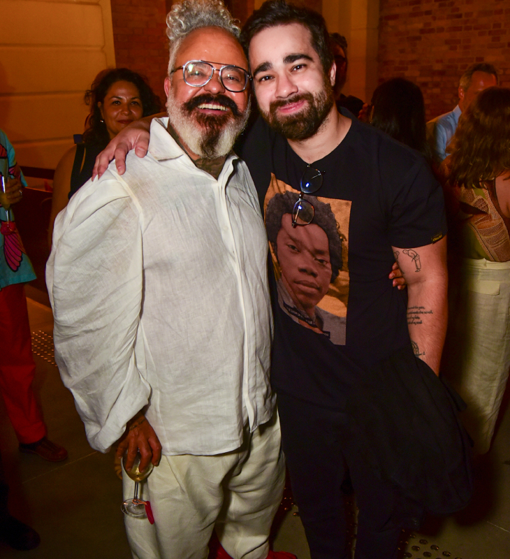 Com uma camiseta com a foto do pai, filho de Milton Nascimento se emociona em desfile em homenagem ao cantor na SPFW