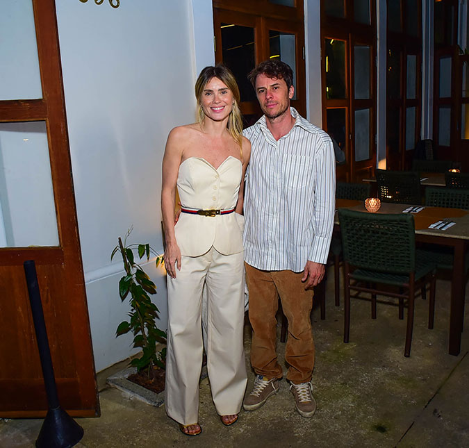 Elenco de <i>Vale Tudo</i> se reúne em restaurante para conferir o último capítulo da trama