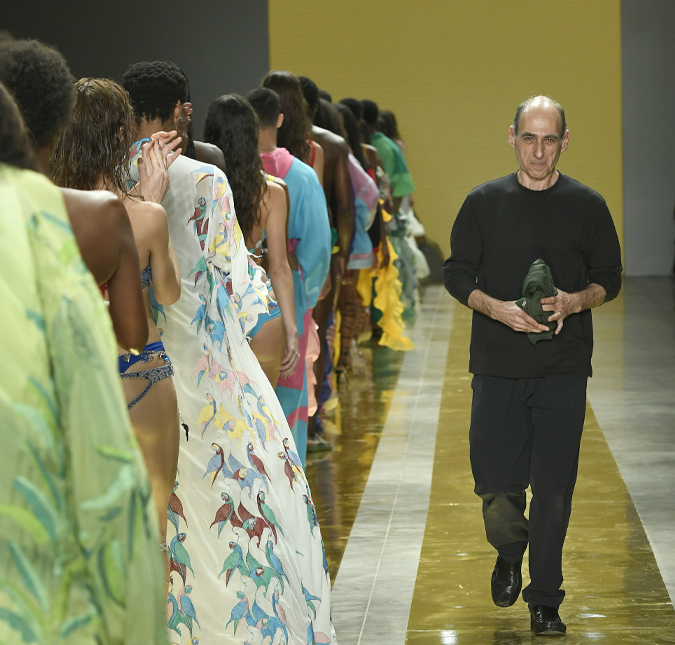 Após seis anos, Amir Slama retorna ao <i>SPFW</i> e celebra 35 anos de carreira com coleção inspirada em comunidades indígenas