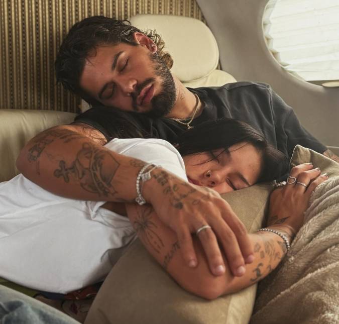 Ana Castela compartilha foto dormindo abraçada com Zé Felipe em jatinho. Confira os melhores momentos dos cantores desde que eles assumiram a relação