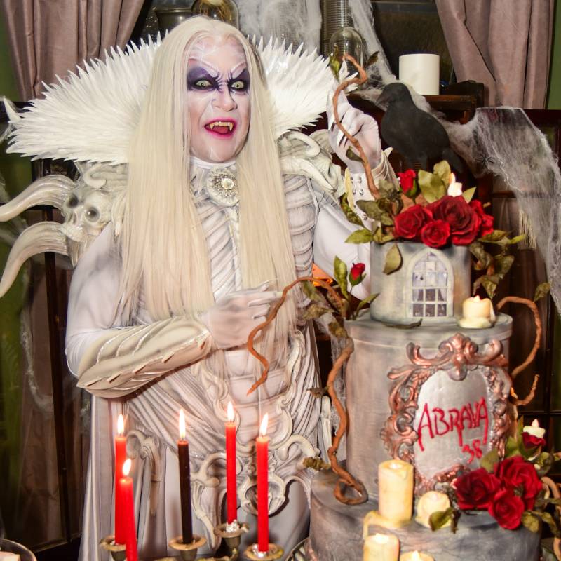 Boo! Tiago Abravanel comemora a chegada dos 38 anos de idade com festa de <I>Halloween</i>