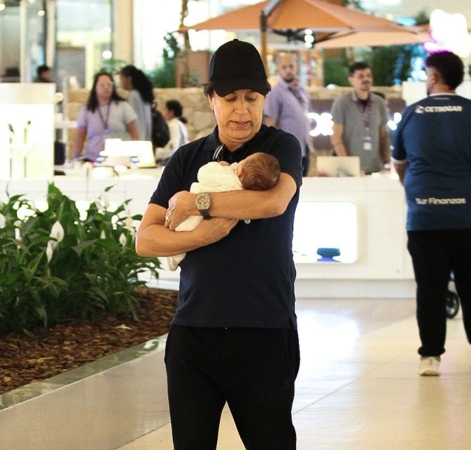 Tom Cavalcante surge ninando neta em <i>shopping</i> no Rio de Janeiro