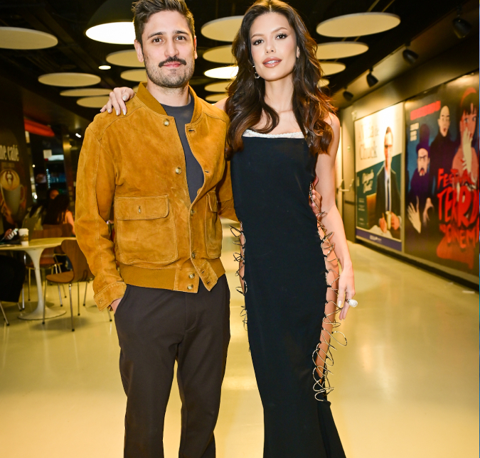 Vitória Strada posa com Daniel Rocha e deixa <i>lingerie</i> à mostra em vestido poderoso e vazado