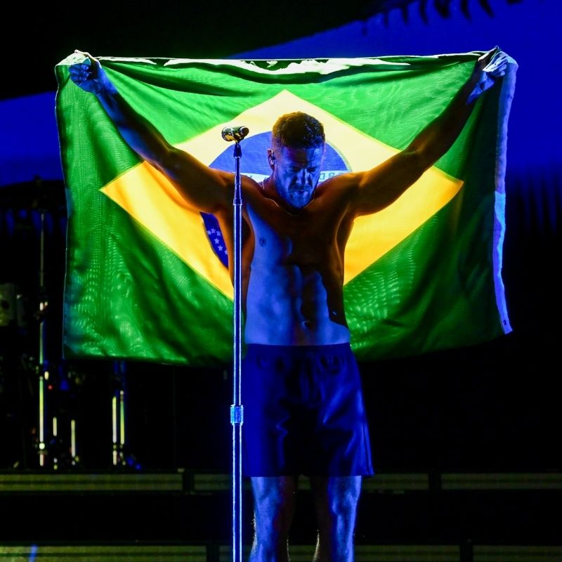 Com bandeira do Brasil, <i>Imagine Dragons</i> se apresenta em São Paulo
