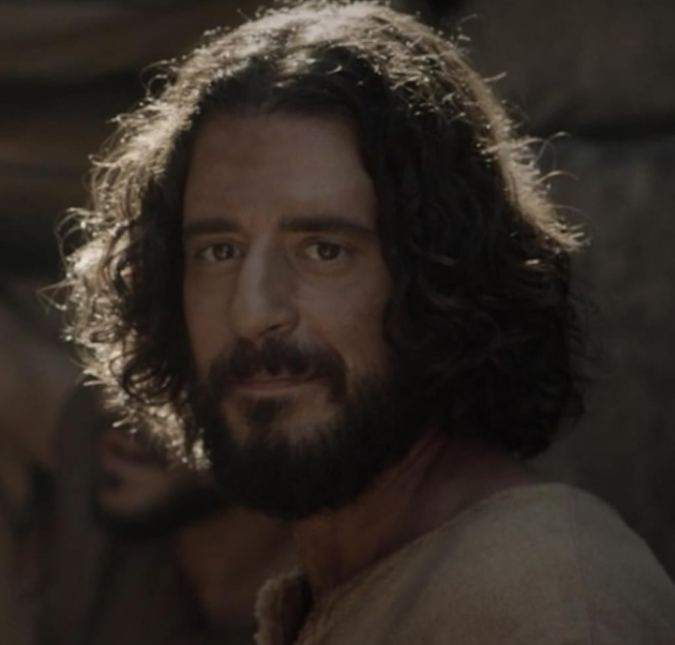Jonathan Roumie muda o visual após o fim das gravações de <i>The Chosen</i>, e fãs brincam: <i>Volta, Jesus!</i>