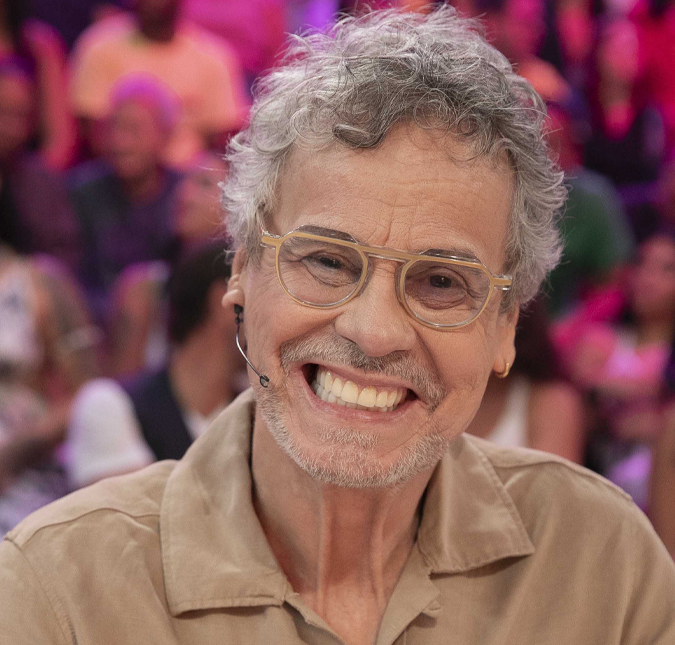 Após diagnóstico de bursite, Carlinhos de Jesus reaparece sambando