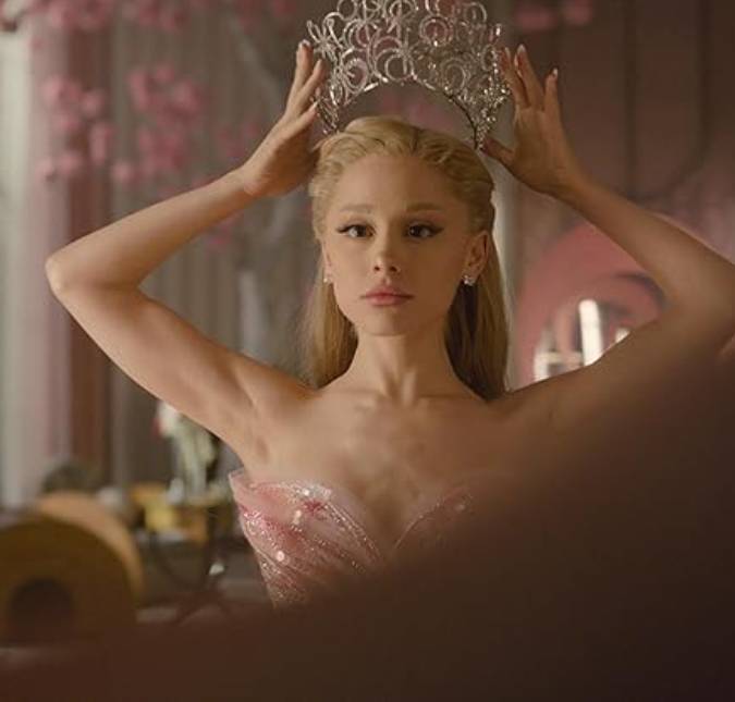 Ariana Grande surge na <i>première</i> francesa de <i>Wicked: Parte 2</i> depois de ausência no Brasil