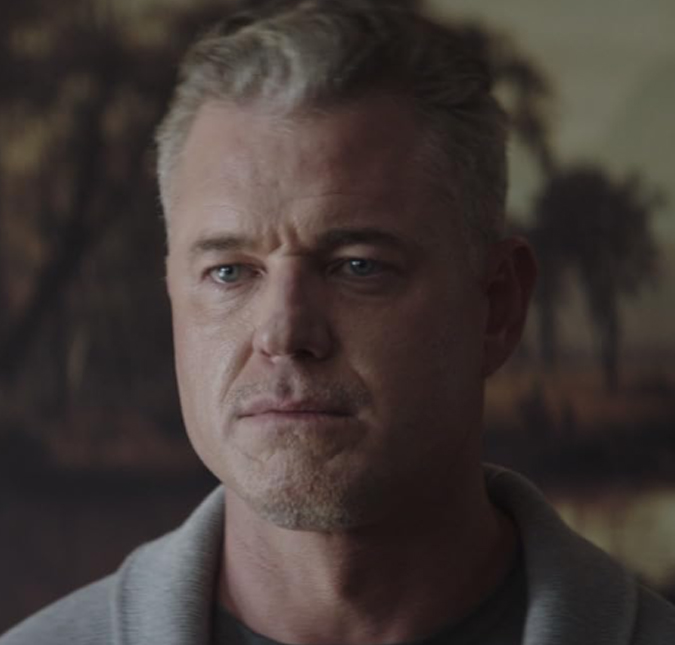 Eric Dane é visto de cadeira de rodas em aeroporto após diagnóstico de esclerose