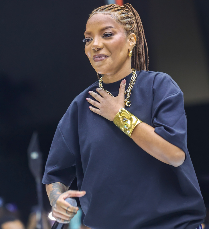 Ludmilla aposta em <i>look</i> cheio de acessórios para audição aberta de novo álbum; confira!