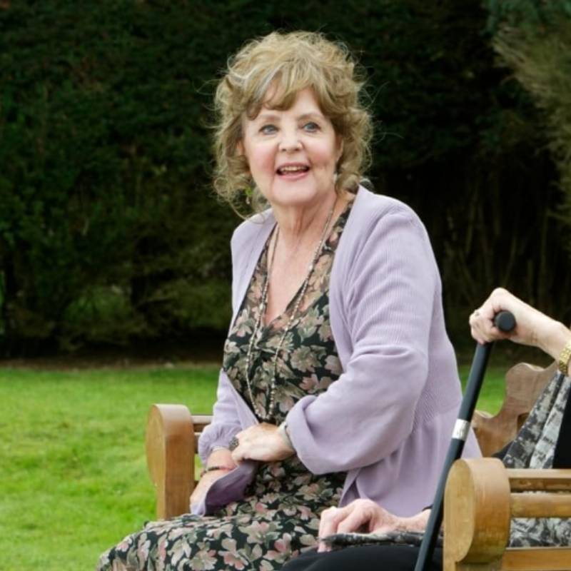 Morre Pauline Collins, atriz de <i>Shirley Valentine</i>, aos 85 anos de idade. Veja quem são os famosos que nos deixaram em 2025