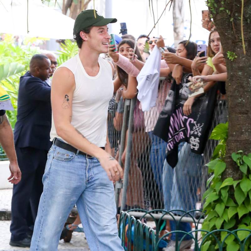 Shawn Mendes se despede dos fãs brasileiros ao deixar hotel no Rio de Janeiro