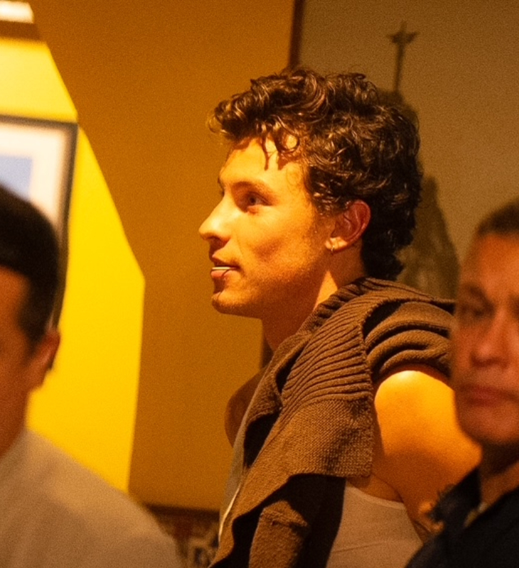 Ele já é quase carioca! Shawn Mendes curte noitada no Rio de Janeiro e é tietado; veja fotos