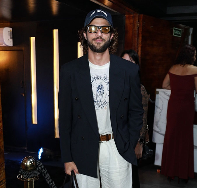 Chay Suede posta fotos raras com a filha e celebra o primeiro ano da pequena