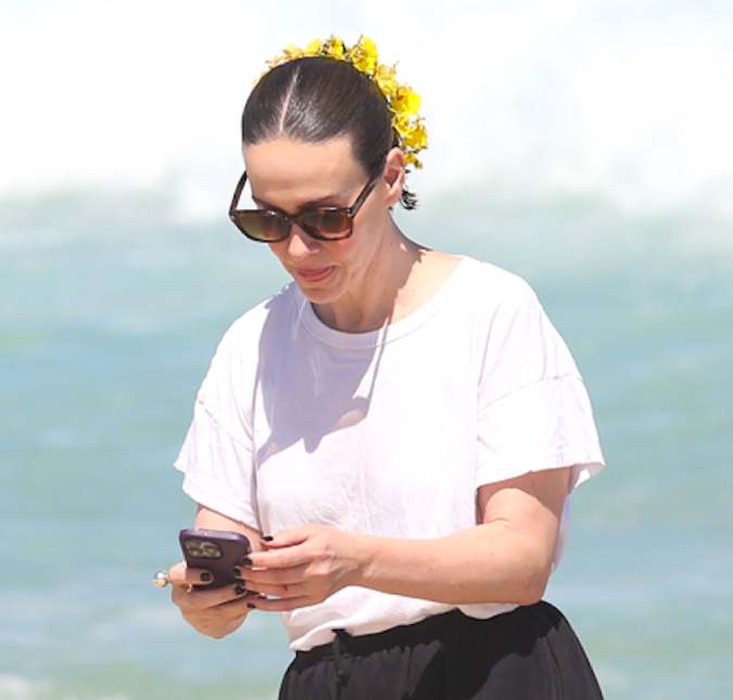 Sarah Paulson curte passeio na orla da praia de Copacabana