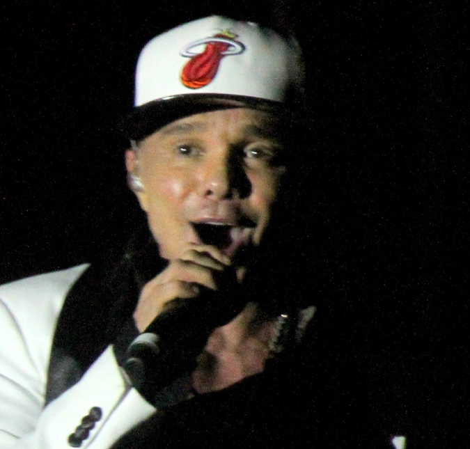 Após tratamento de câncer, Netinho vibra com crescimento do cabelo