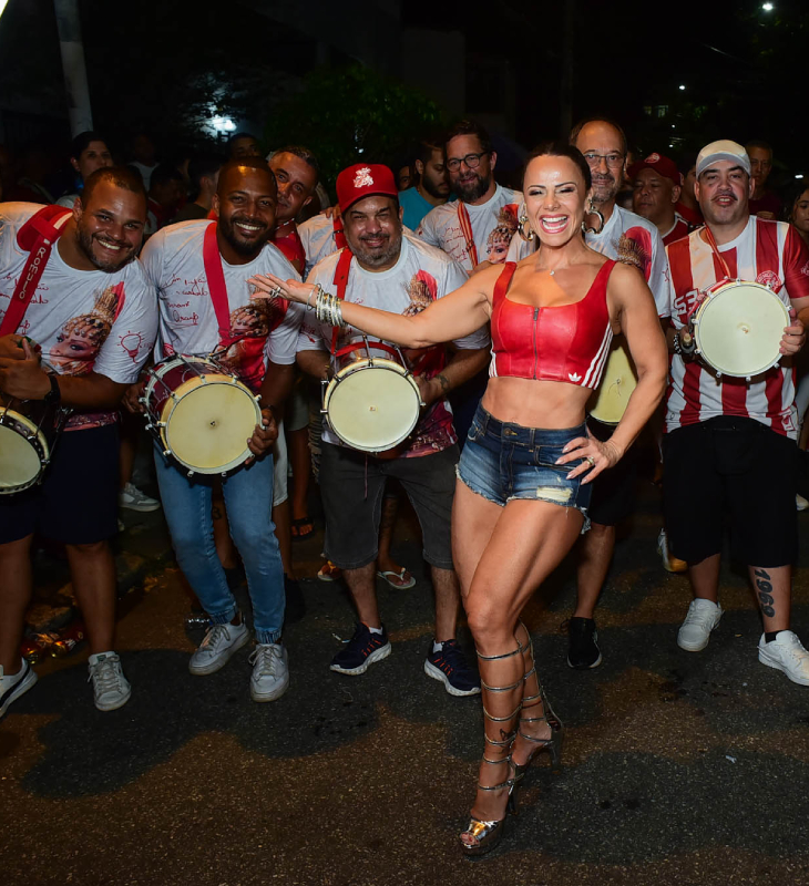 Após ser confirmada em novela com Belo, Viviane Araújo arrasa em ensaio do Salgueiro