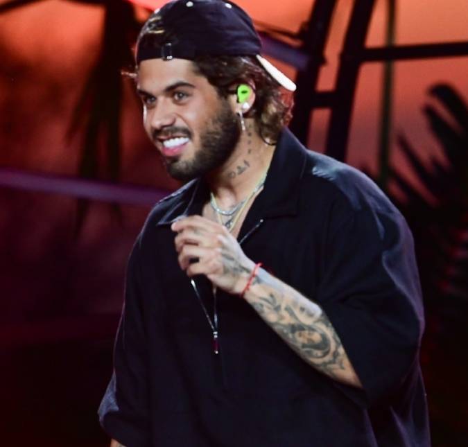 Zé Felipe pisa em formigueiro e sai correndo com José Leonardo no colo; veja vídeo!