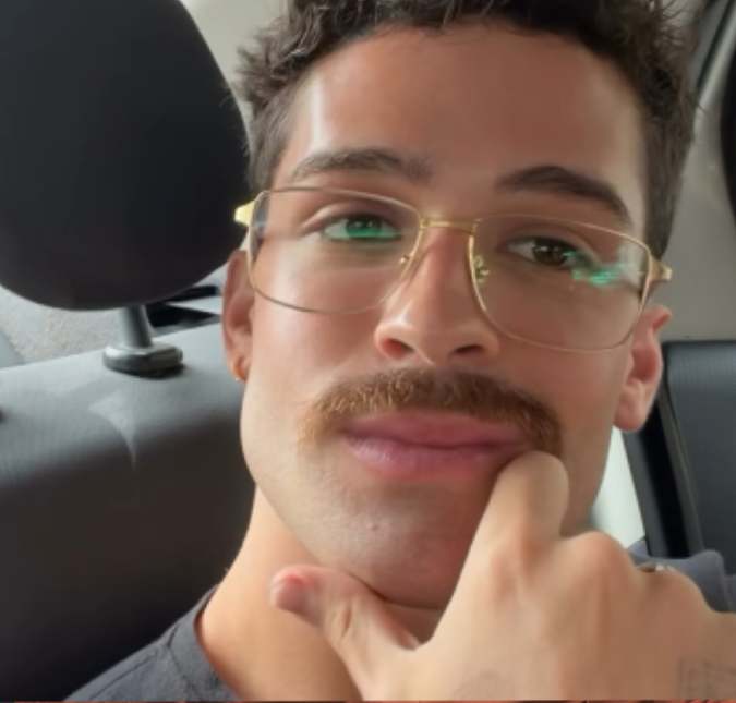 João Guilherme muda visual e surge com <i>bigode grosso</i>