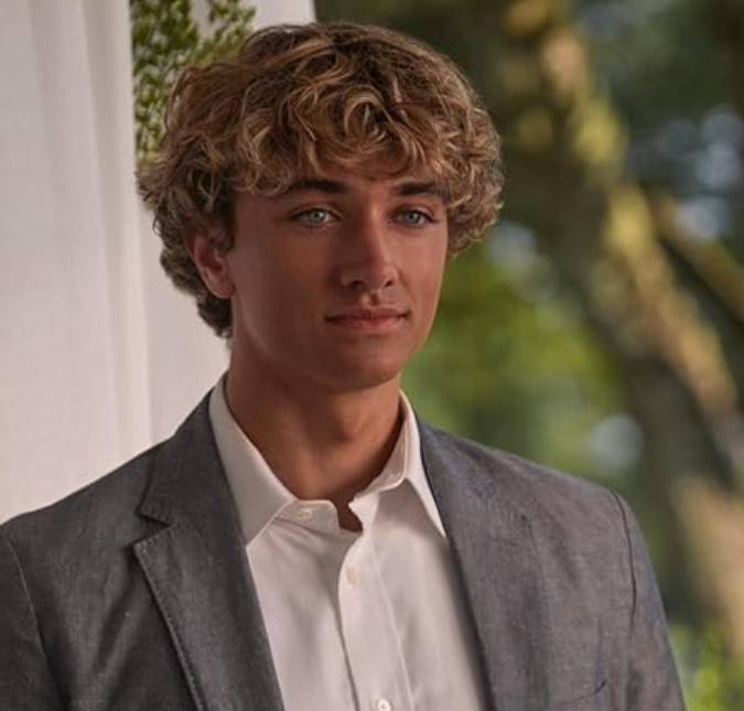 Gavin Casalegno, ator de <i>O Verão Que Mudou Minha Vida</i>, abre álbum de fotos de casamento