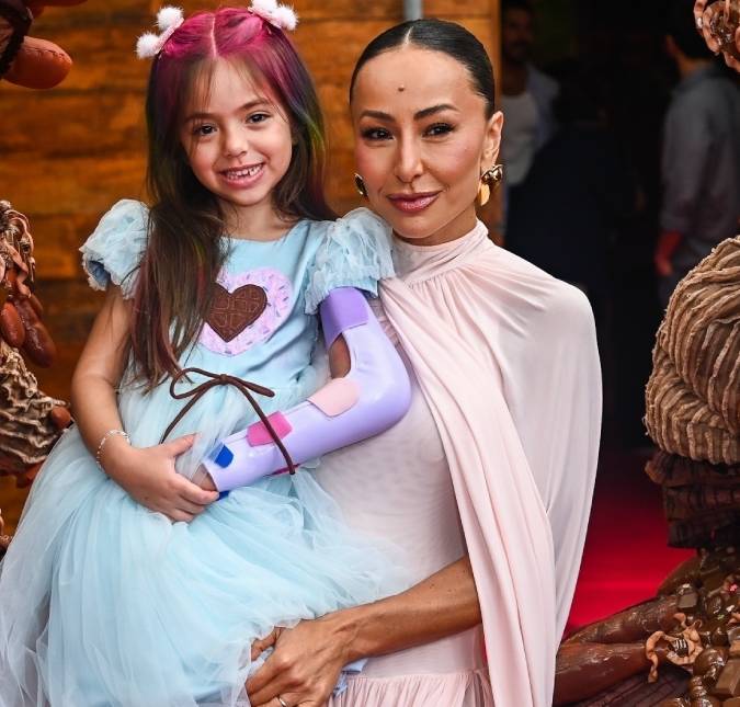 A cara da mãe! Sabrina Sato compartilha clique com Zoe e internautas comentam semelhança