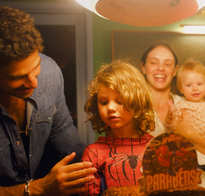 Chay Suede e Laura Neiva comemoram os quatro anos de idade do filho José. Confira os melhores momentos da família