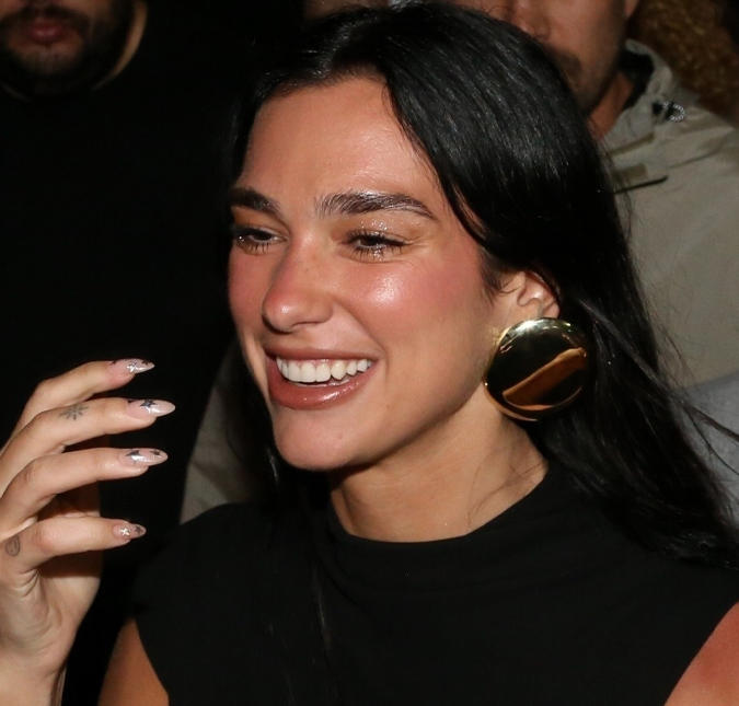No Brasil, Dua Lipa abre álbum de fotos no Rio de Janeiro e recebe carinho de Bruna Marquezine