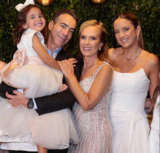 De mãos dadas, César Tralli se emociona ao falar com a sogra sobre a mãe