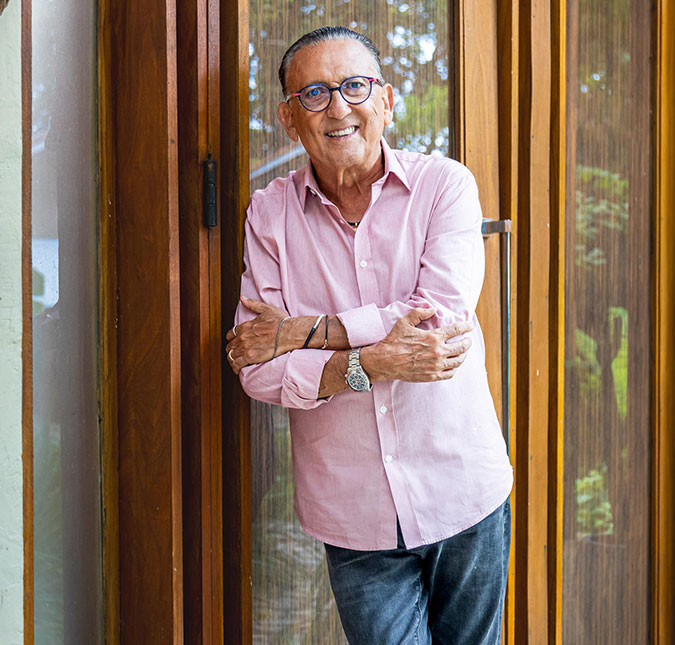 Galvão Bueno recebe alta após ser internado com pneumonia: <i>Estou muito bem</i>