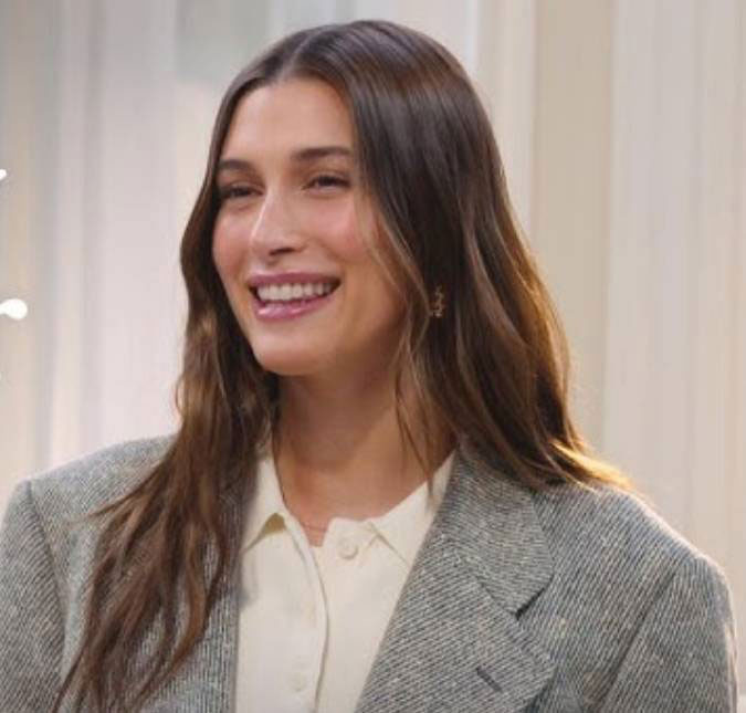 Hailey Bieber celebra aniversário com bolo rosa de cinco andares