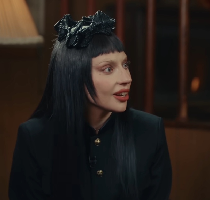 Mudança de visual! Lady Gaga aparece de cabelo preto durante passeio em Paris, França