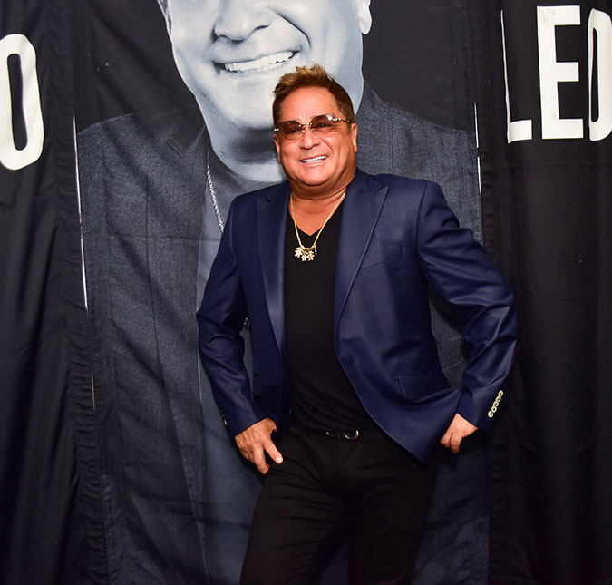 Leonardo usa colar em homenagem aos netos durante <i>show</i> no <i>Caldas Country</i>