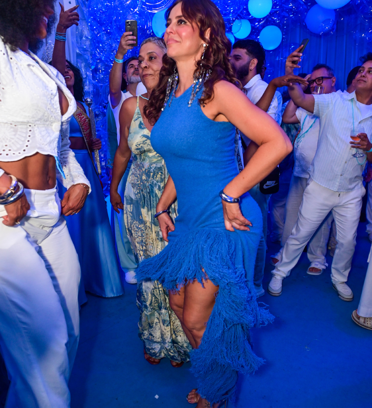 Paolla Oliveira cai no samba em festa de estilista; veja as fotos!