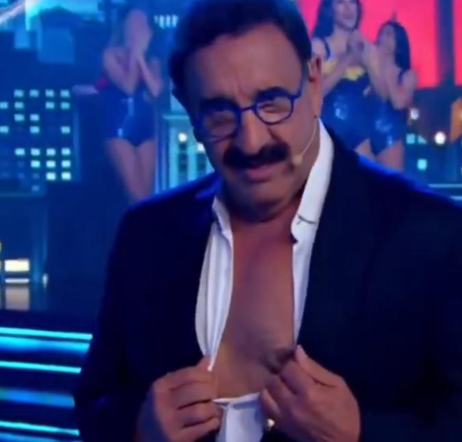 Ratinho surpreende ao exibir o mamilo durante programa ao vivo