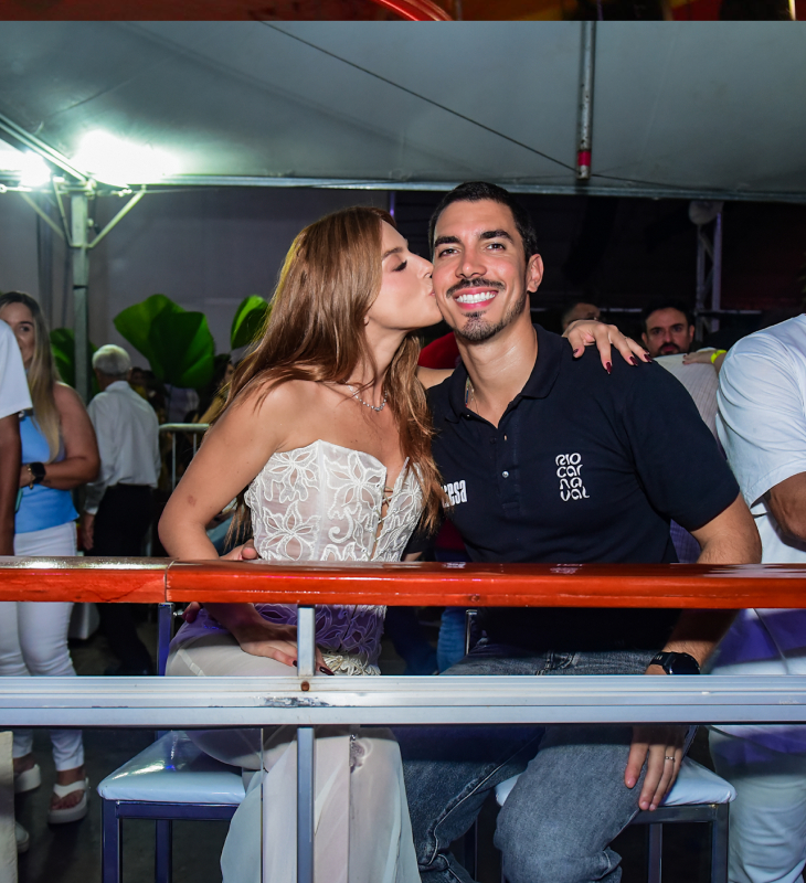 Giovanna Lancellotti acompanha minidesfiles na Cidade do Samba ao lado do marido, Gabriel David. Veja quem mais curtiu a noite!