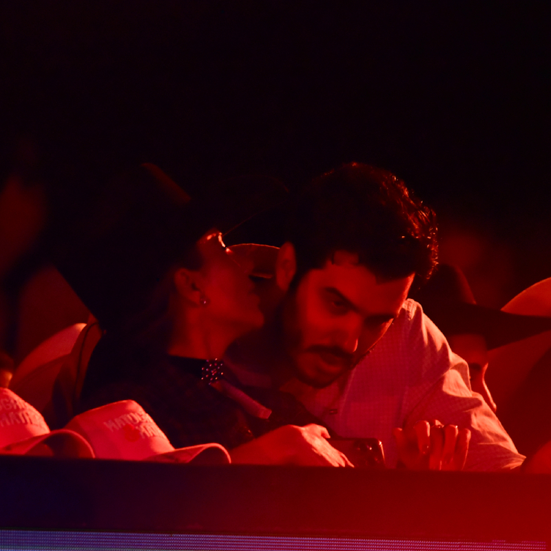 Novo <I>affair</i>? Paula Fernandes assiste <I>show</i> de Simone Mendes com moreno misterioso