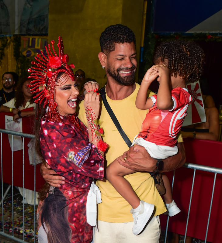 Acompanhada de marido e filho, Viviane Araújo brilha no minidesfile do <I>Salgueiro</i>