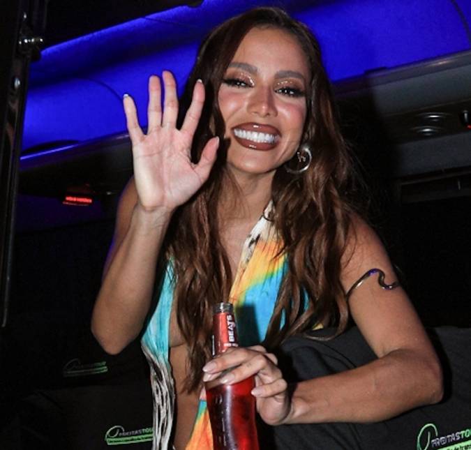 Anitta brilha com <i>look</i> ousado em gravação de DVD de Nattan em Las Vegas