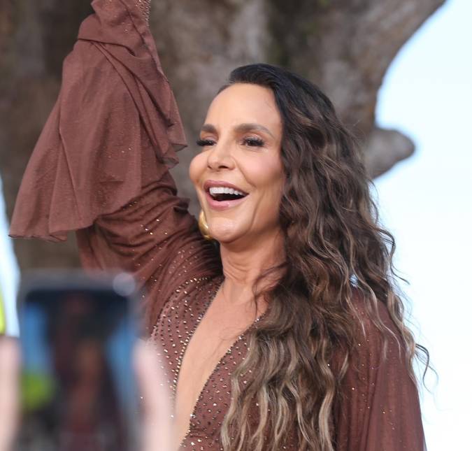 Após separação, Ivete Sangalo compartilha reflexão com álbum de fotos e celebra: <i>Eu canto, eu sambo, eu tô feliz</i>