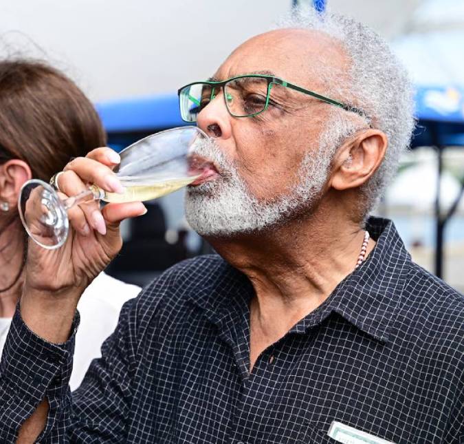 Com direito a brinde, Gilberto Gil embarca para cruzeiro musical <i>Tempo Rei</i>